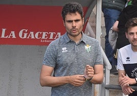 Mario Sánchez en el banquillo del Municipal Luis Ramos.