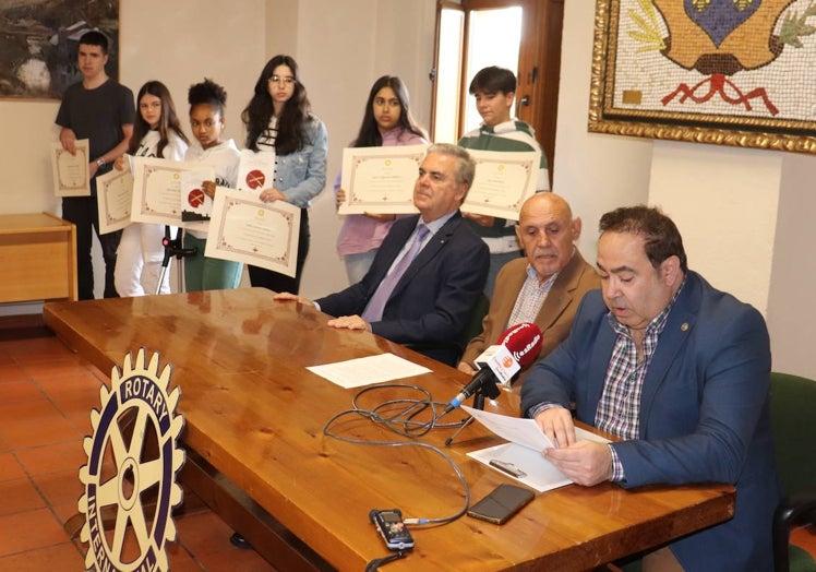 Imagen principal - Diferentes momentos del acto, que tuvo lugar en el aula polivalente del centro municipal de cultura San Francisco.