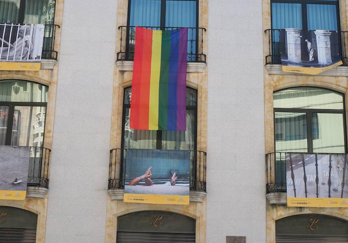 La bandera arcoíris en la fachada del Liceo.