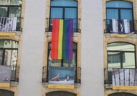 La bandera arcoíris en la fachada del Liceo.