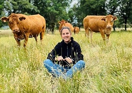 Mónica Domínguez, en la explotación que tiene en Peromingo.