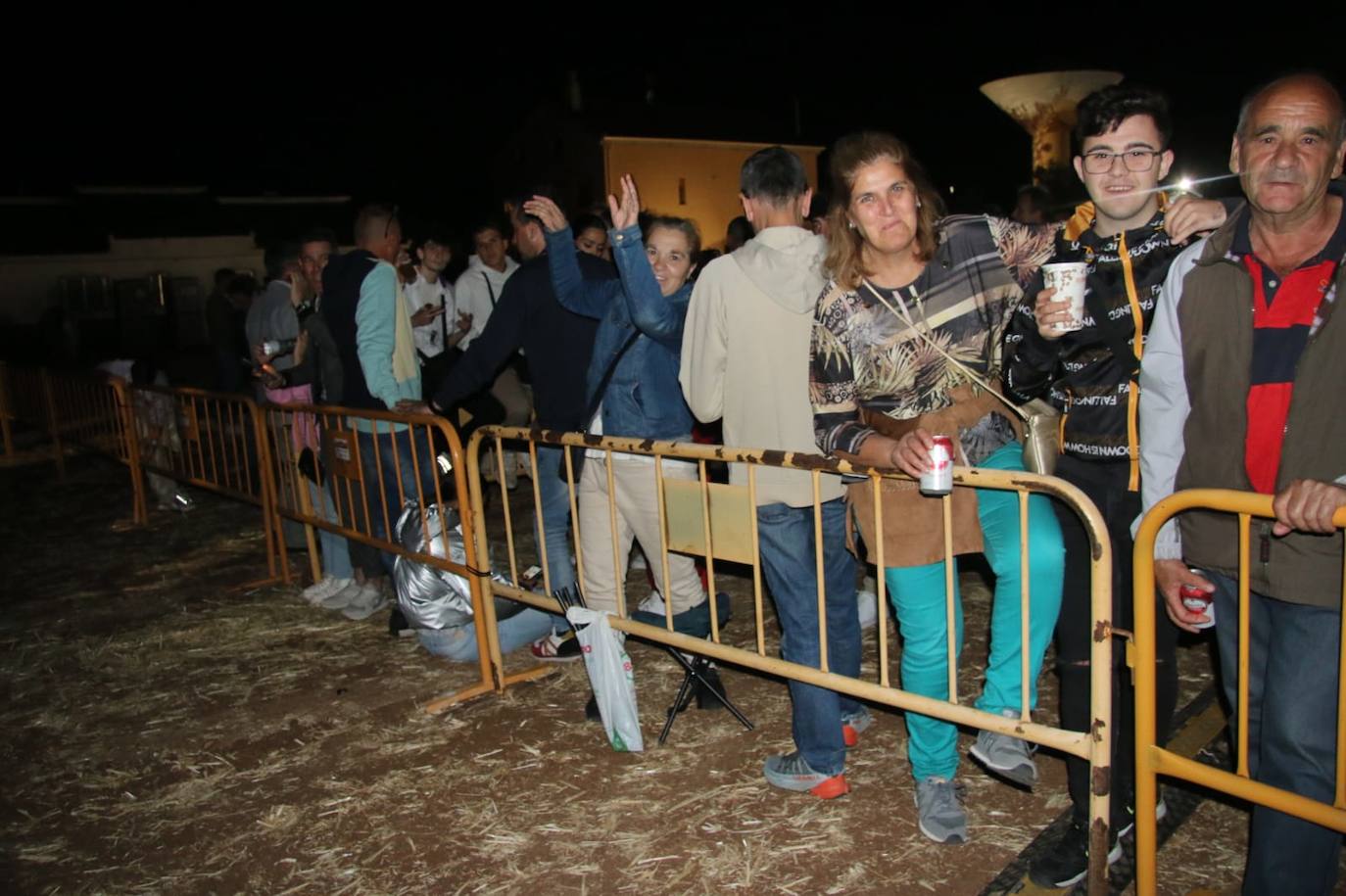 Gran ambiente en Castellanos de Villiquera para disfrutar de la Orquesta Panorama