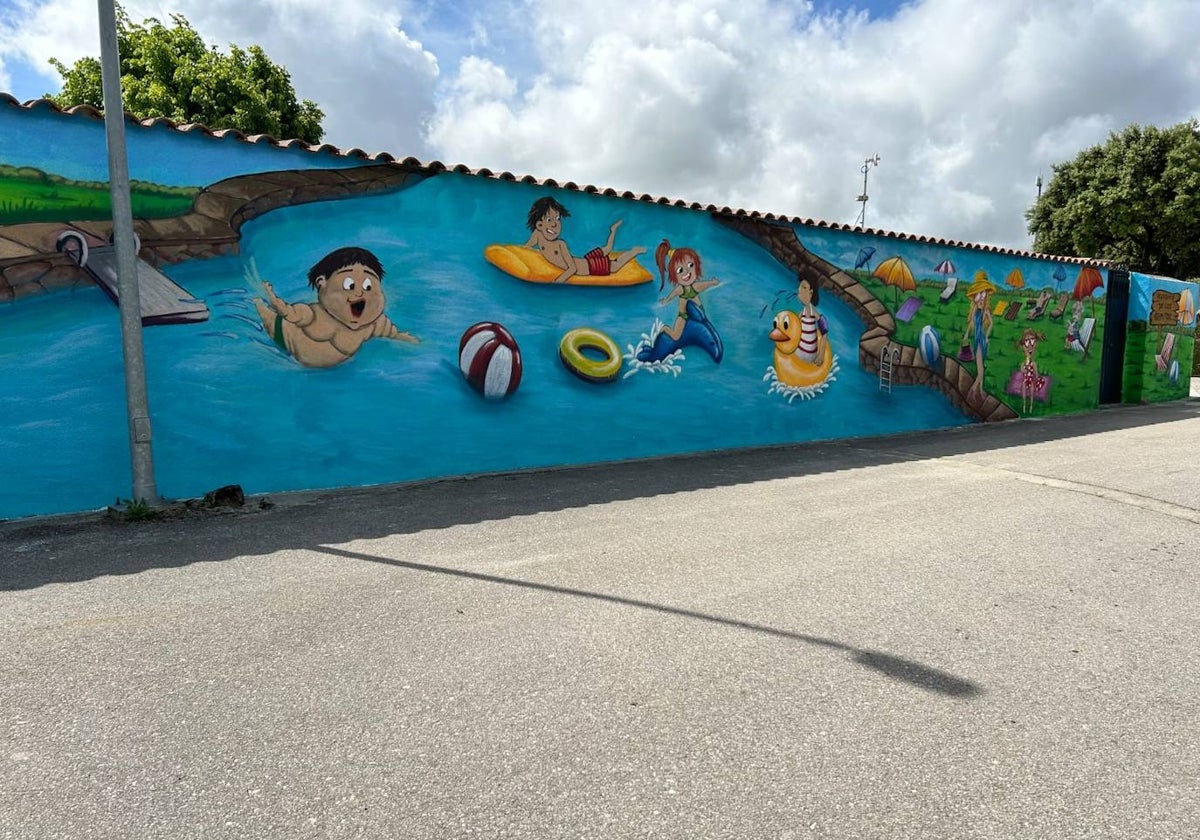 La piscina salmantina que estrena un llamativo mural en su fachada