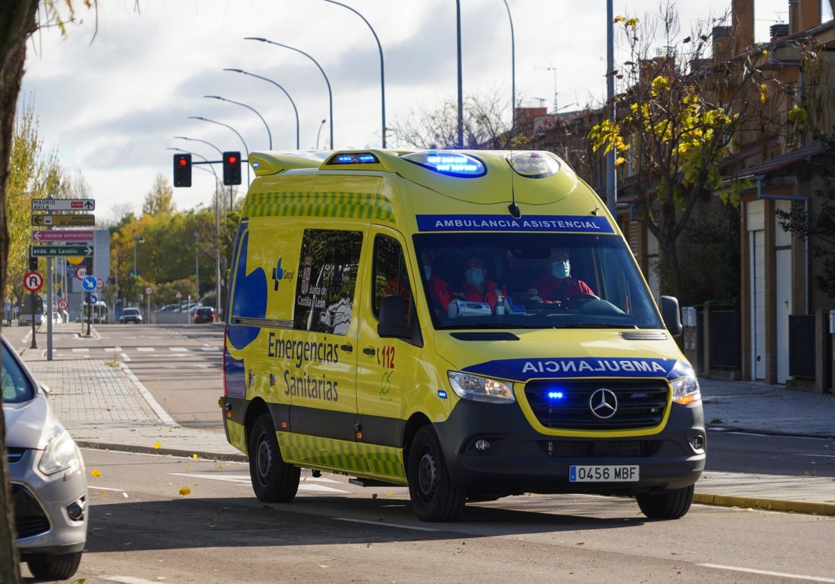 Una ambulancia por la ciudad.