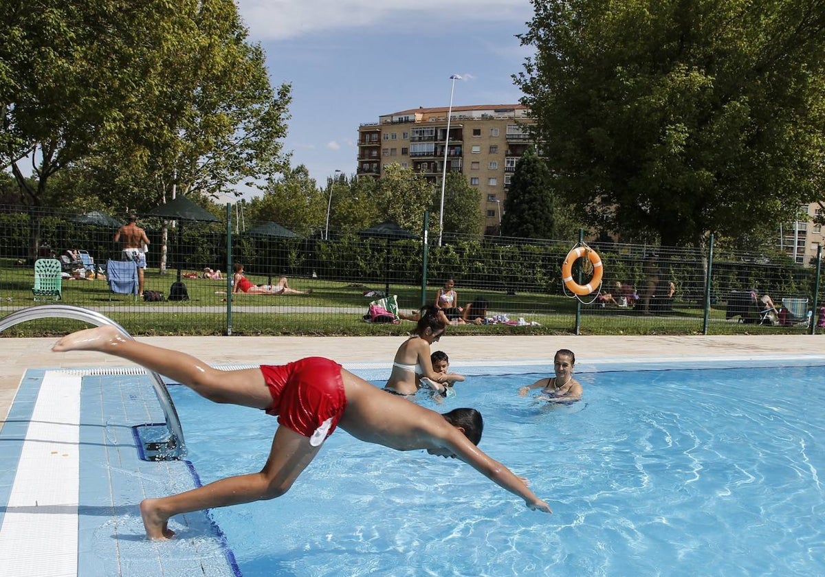 Usuarios disfrutando de la piscina de Garrido.
