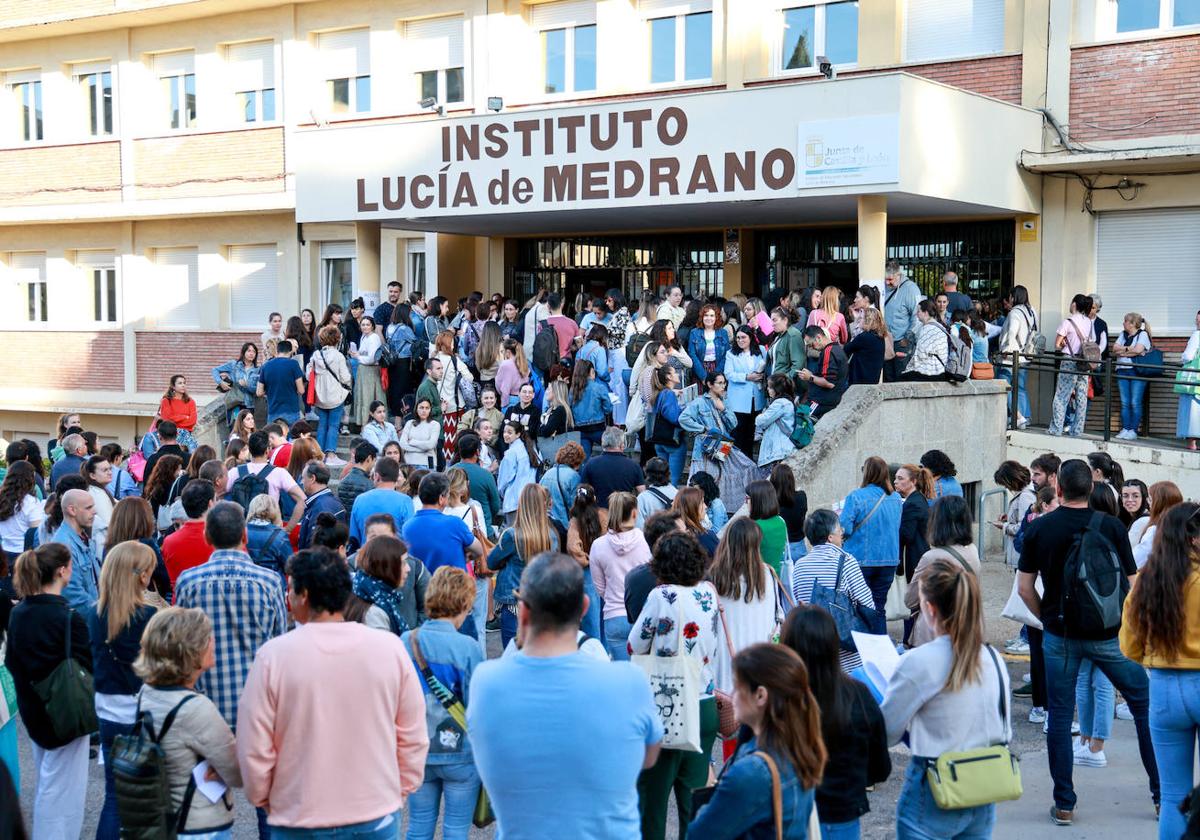 Aspirantes a maestro antes de entrar en el instituto Lucía de Medrano, una de las sedes para realizar el examen.