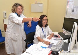 Ana Torres, jefa de los servicios periféricos, junto a otra profesional sanitaria en una consulta