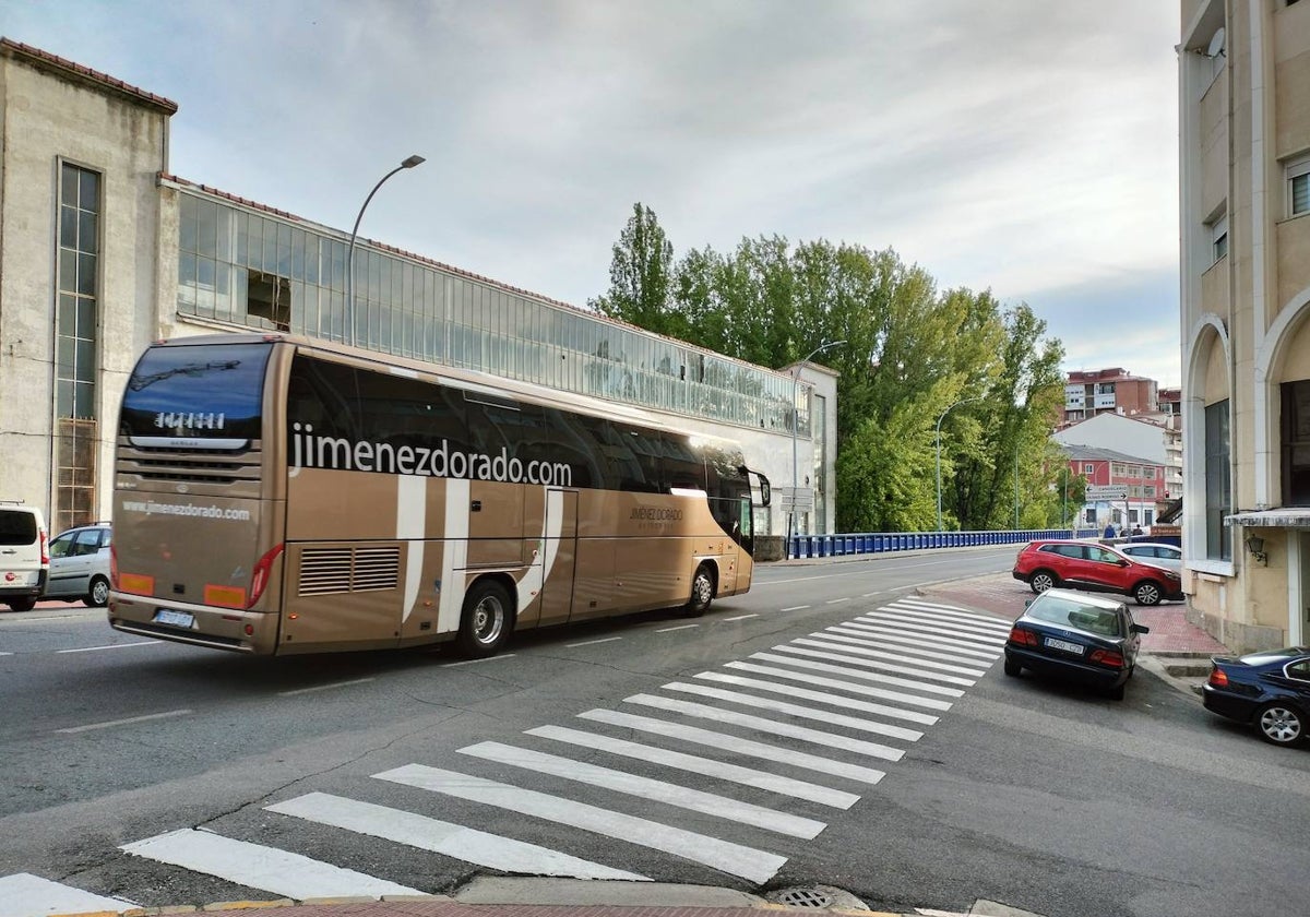 Autobús de la línea de Béjar a Madrid, accediendo a la ciudad textil.