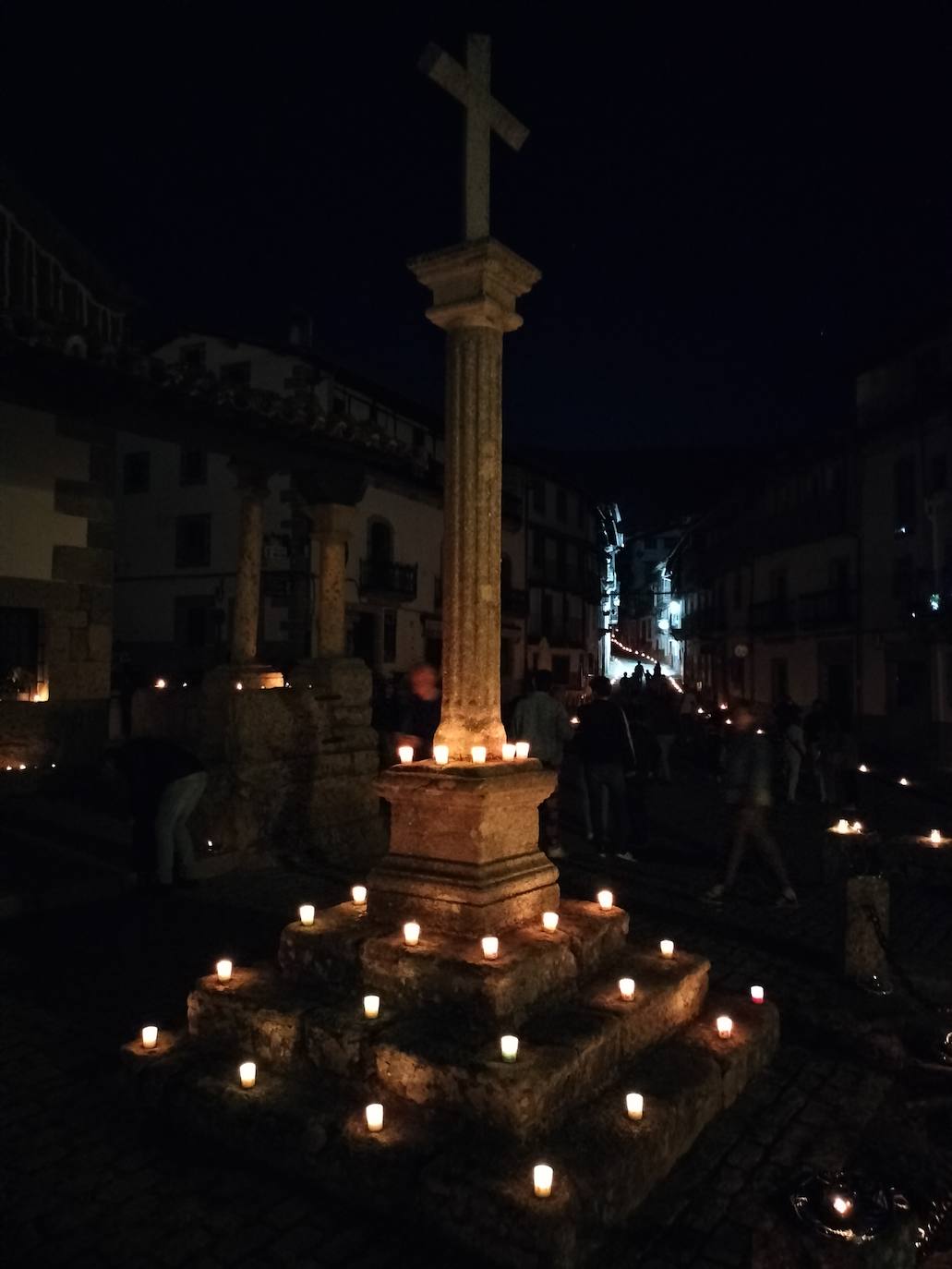 Mágica noche de luz y agua en Candelario