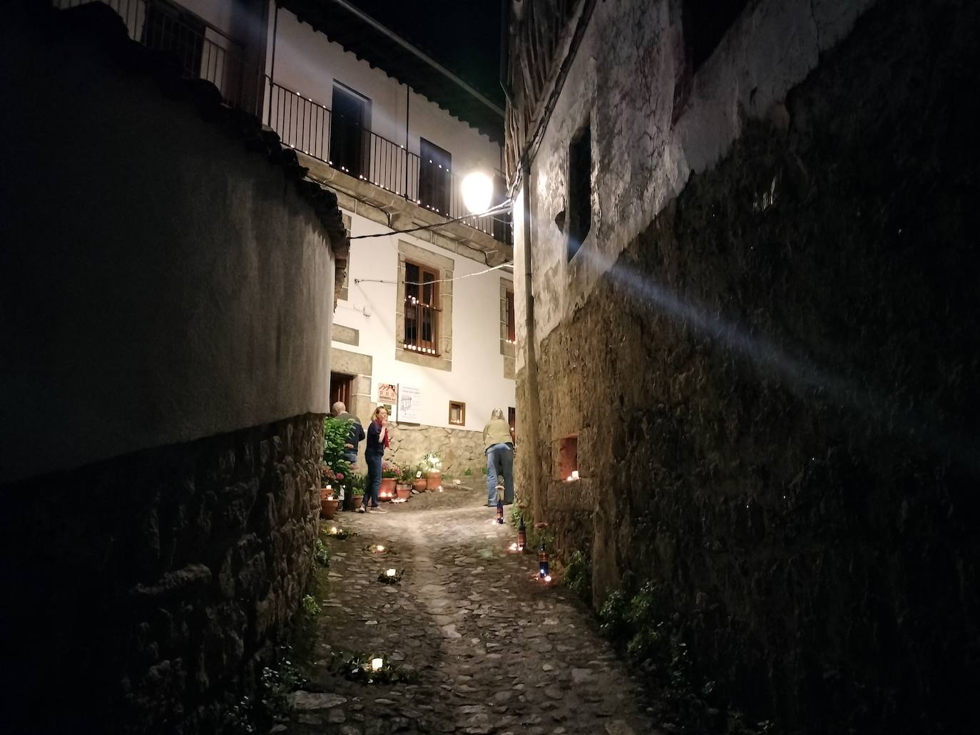 Mágica noche de luz y agua en Candelario