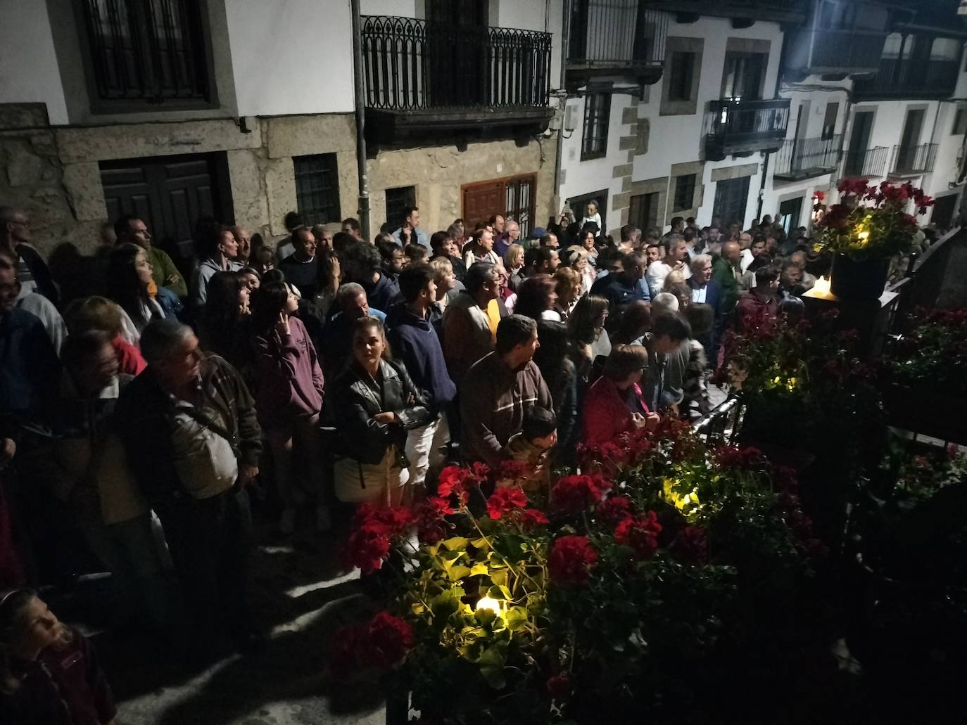 Mágica noche de luz y agua en Candelario