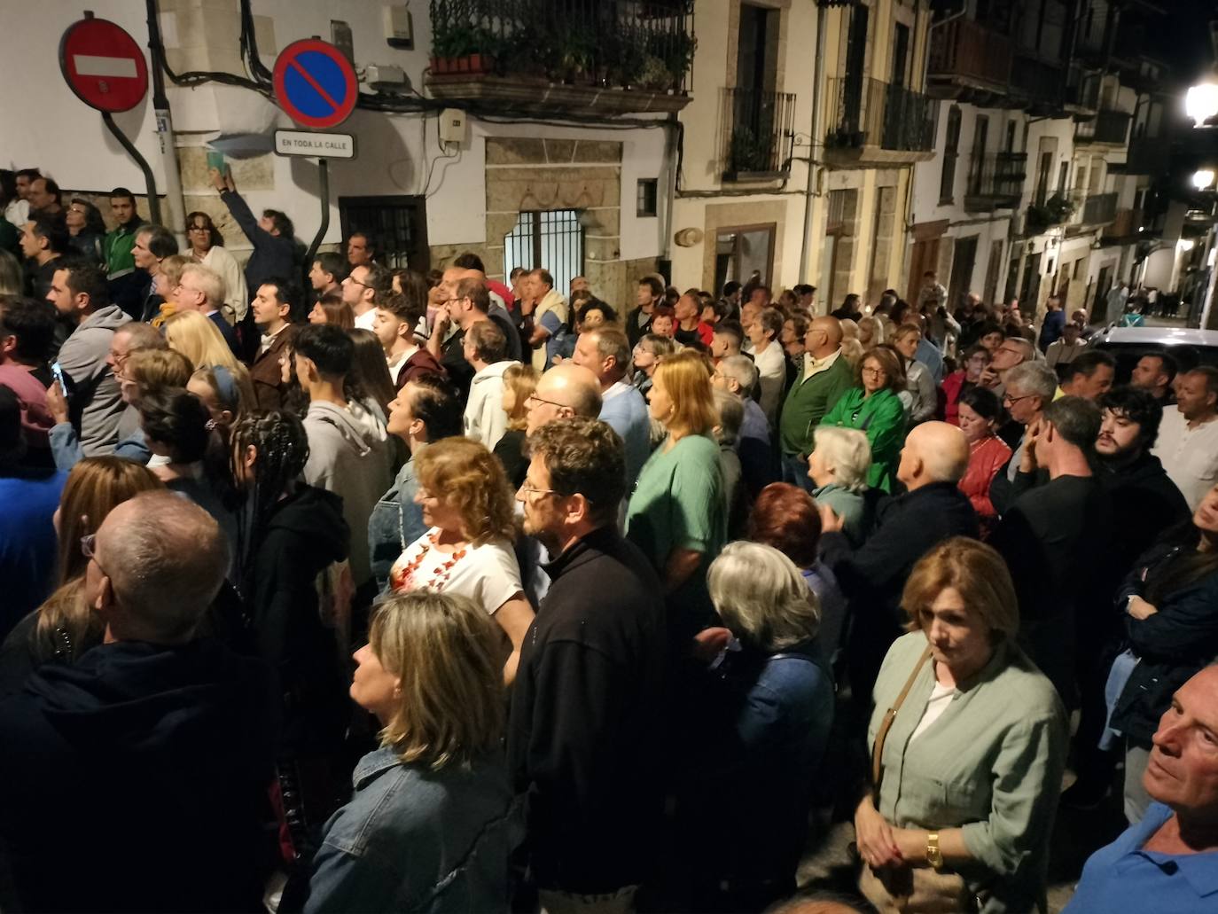 Mágica noche de luz y agua en Candelario