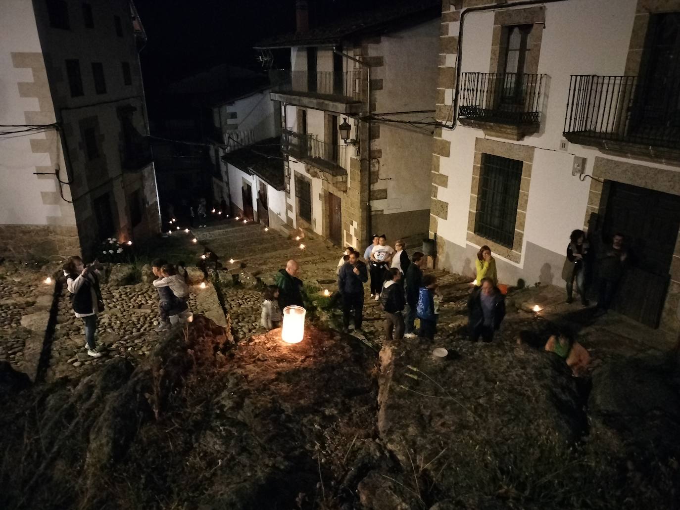 Mágica noche de luz y agua en Candelario