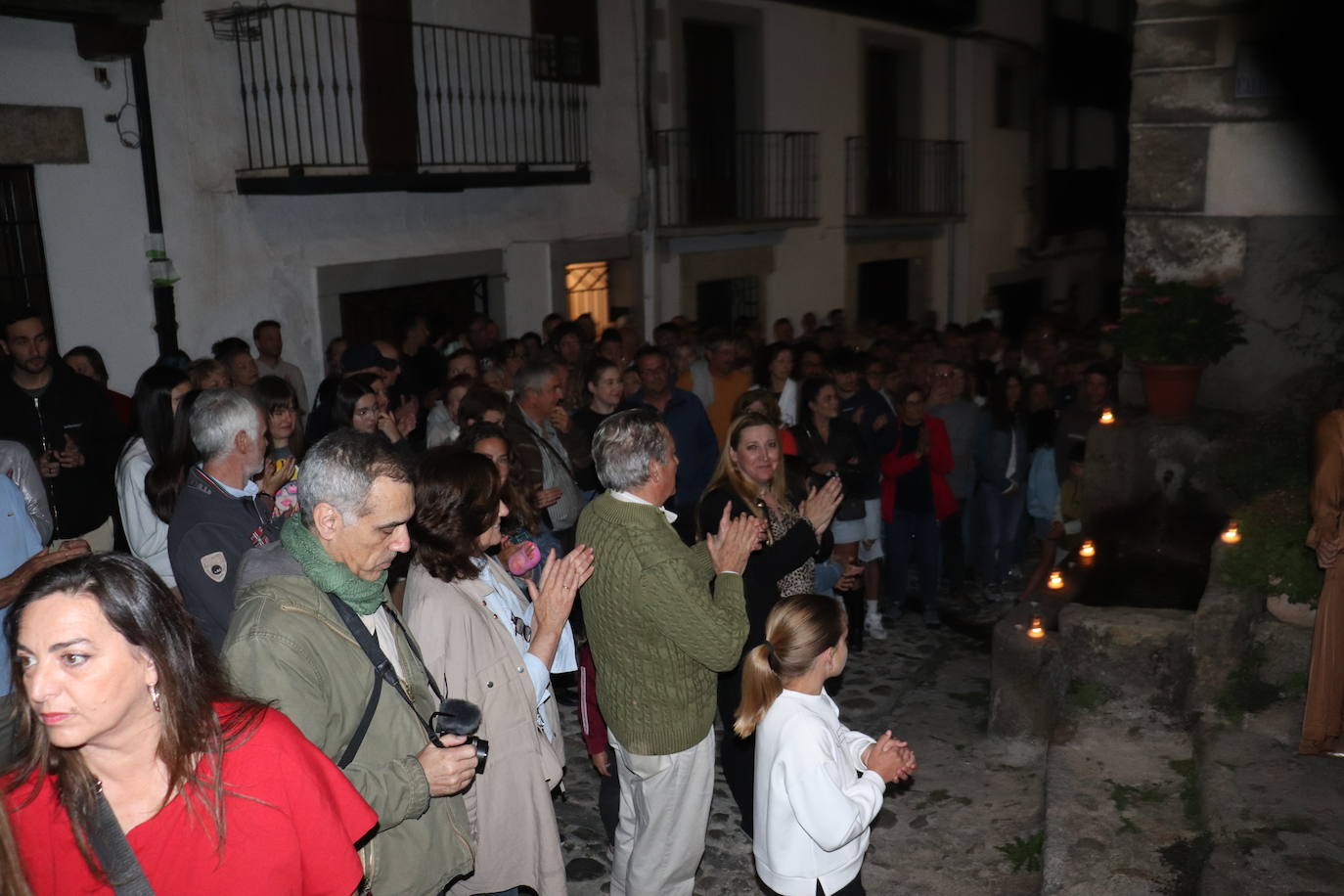 Mágica noche de luz y agua en Candelario