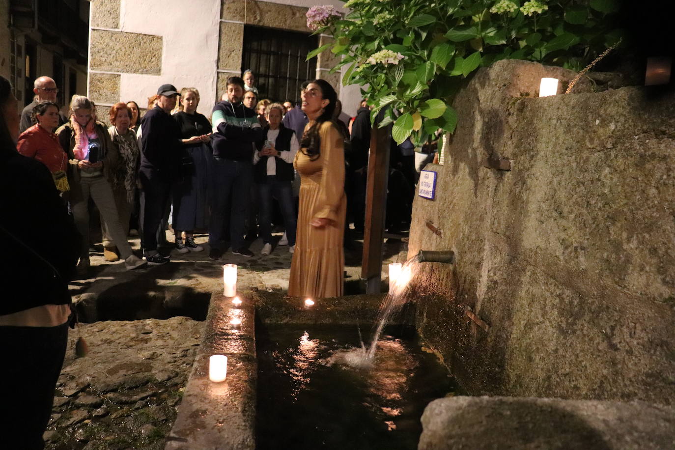 Mágica noche de luz y agua en Candelario