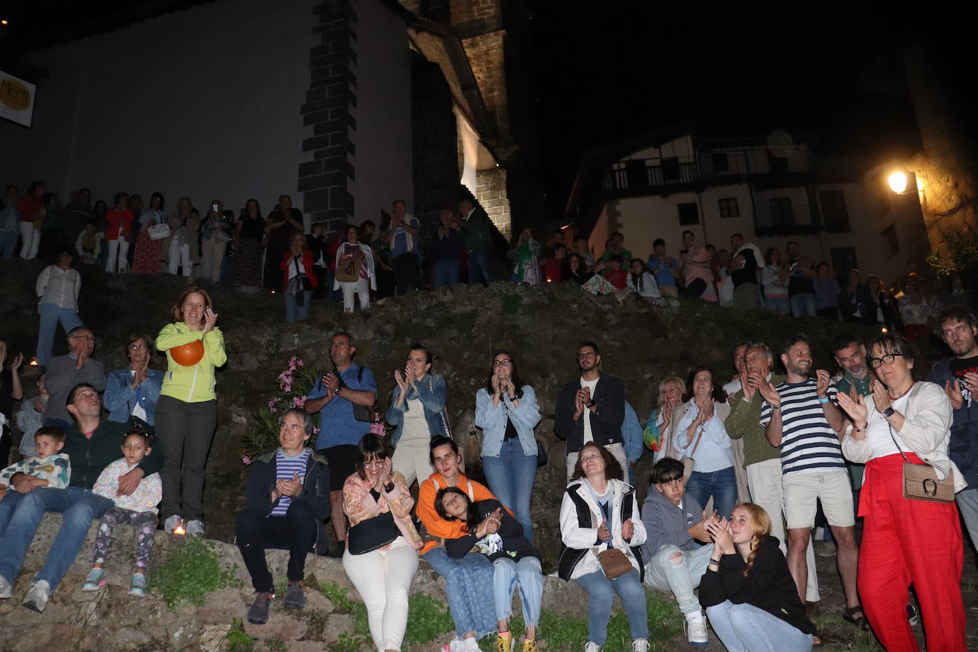 Mágica noche de luz y agua en Candelario