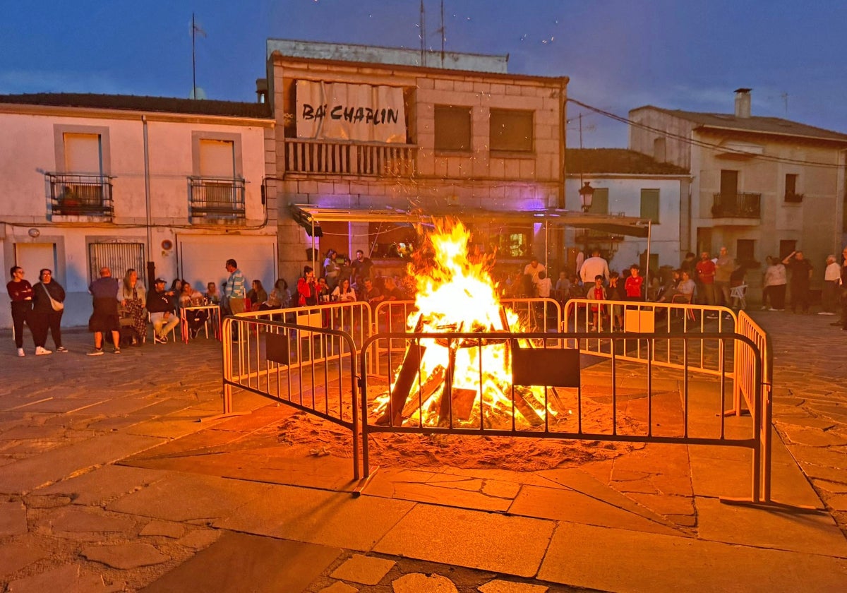 Linares de Riofrío revive de forma anticipada la noche mágica de San Juan