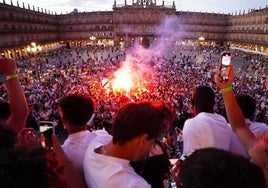 Los aficionados del Salamanca UDS celebran el ascenso en la Plaza Mayor