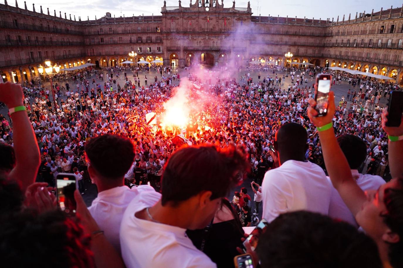 Los aficionados del Salamanca UDS &#039;toman&#039; la Plaza Mayor para celebrar el ascenso