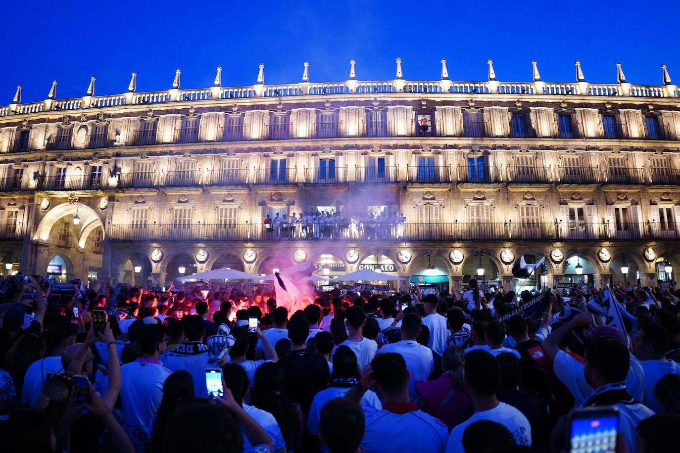 Los aficionados del Salamanca UDS &#039;toman&#039; la Plaza Mayor para celebrar el ascenso