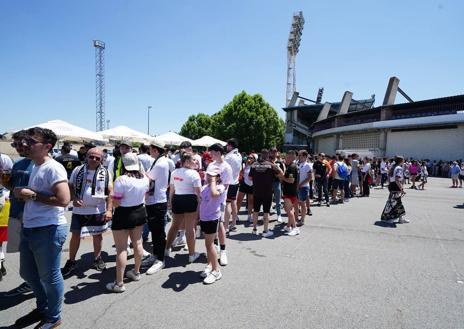 Imagen secundaria 1 - Los aficionados del Salamanca UDS toman los aledaños del Helmántico horas antes del partido por el ascenso