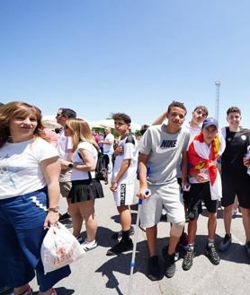 Imagen secundaria 2 - Los aficionados del Salamanca UDS toman los aledaños del Helmántico horas antes del partido por el ascenso