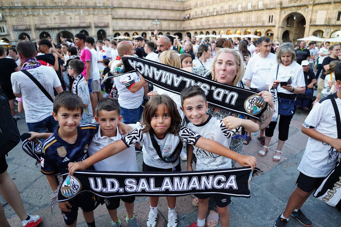 Los aficionados del Salamanca UDS &#039;toman&#039; la Plaza Mayor para celebrar el ascenso