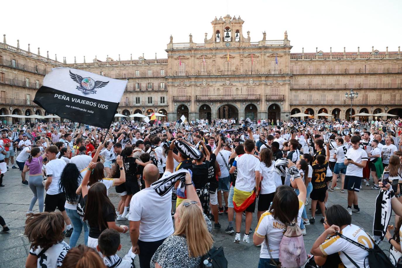 Los aficionados del Salamanca UDS &#039;toman&#039; la Plaza Mayor para celebrar el ascenso