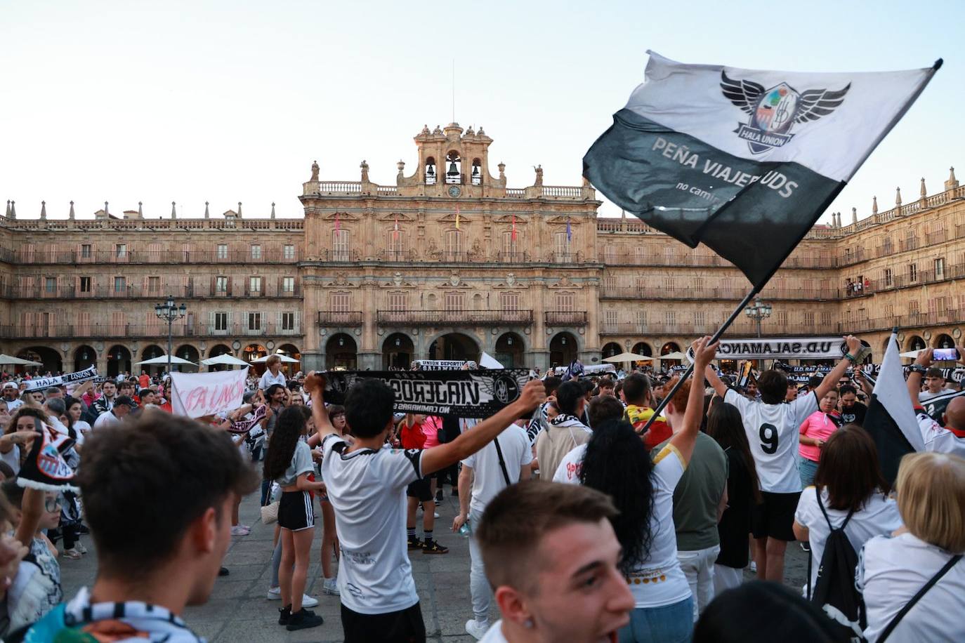 Los aficionados del Salamanca UDS &#039;toman&#039; la Plaza Mayor para celebrar el ascenso