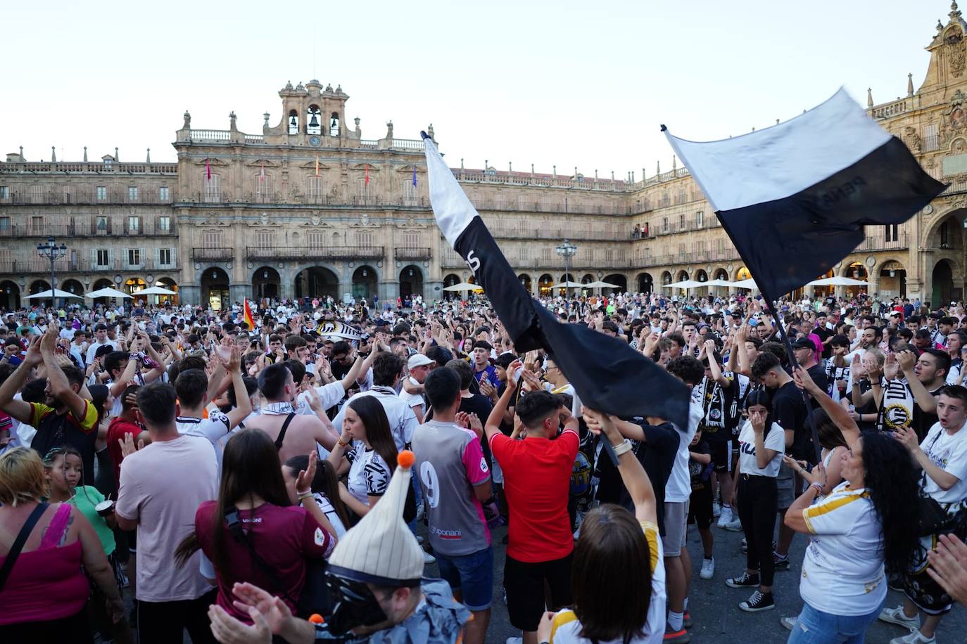 Los aficionados del Salamanca UDS &#039;toman&#039; la Plaza Mayor para celebrar el ascenso