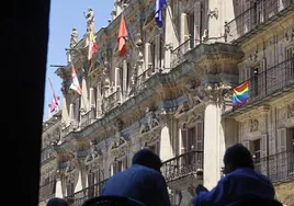 La bandera arcoíris, en el balcón de la Plaza del Grupo Municipal Socialista.