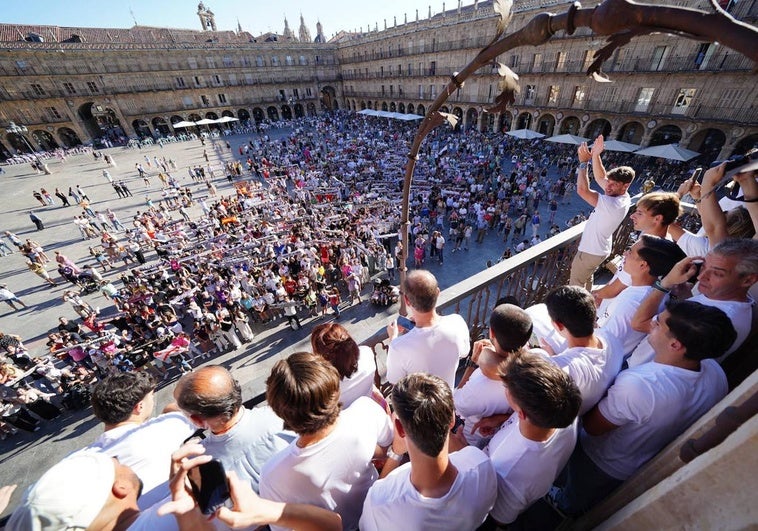 El Salamanca UDS celebra el ascenso en la Plaza Mayor.