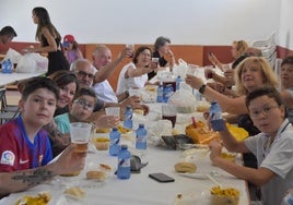 Amigos y familia brindando por San Juan durante la paella