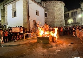 Imagen de uno de los jóvenes que han saltado por encima de las llamas en la hoguera de San Juan en Béjar