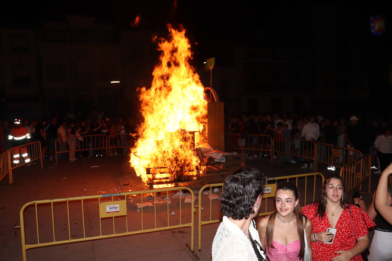 La magia de San Juan llena la noche de Guijuelo