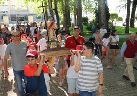 Momento de la llegada de la procesión de San Juanito al parque municipal, donde tuvo lugar la entrega de los premios