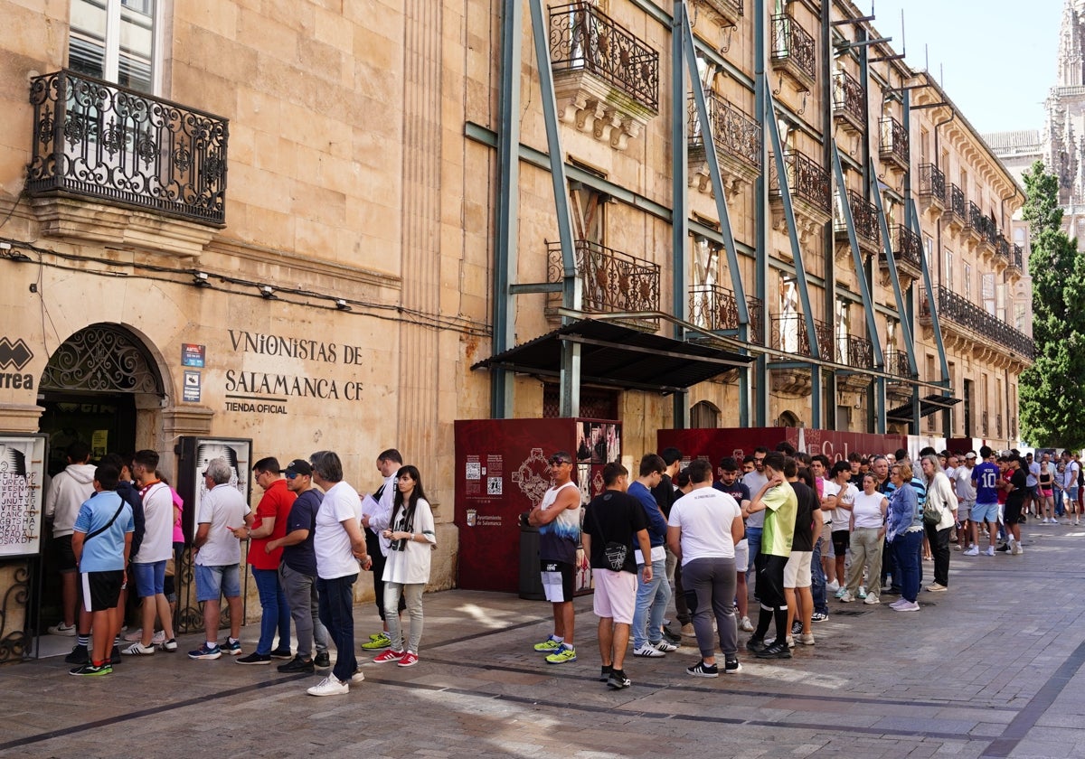 Colas hoy a la puerta de la tienda de Unionistas en la Rúa.