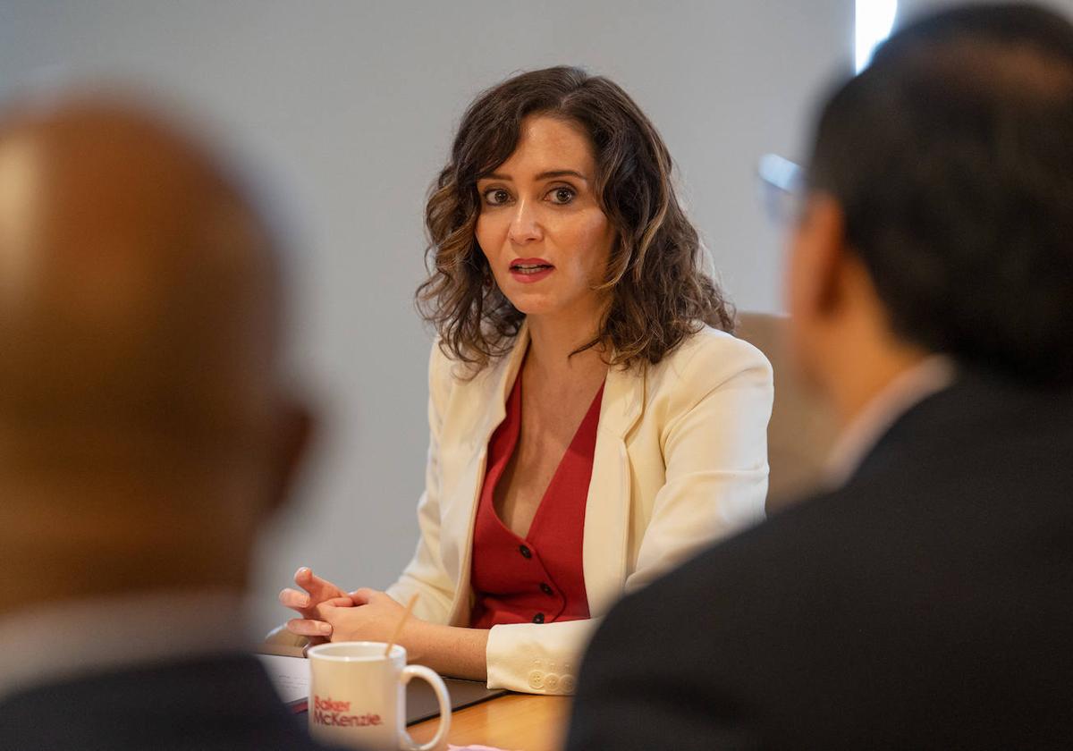 La presidenta de la Comunidad de Madrid, Isabel Díaz Ayuso, participa en una mesa redonda con miembros de la organización Global Americans.