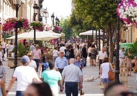 Decenas de personas caminando por la calle Zamora.