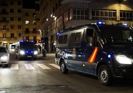 Imagen de dos furgones de la Policía Nacional, en pleno centro de Salamanca.