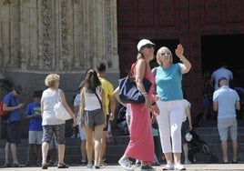 Imagen de algunos turistas británicos en la Catedral de Salamanca.