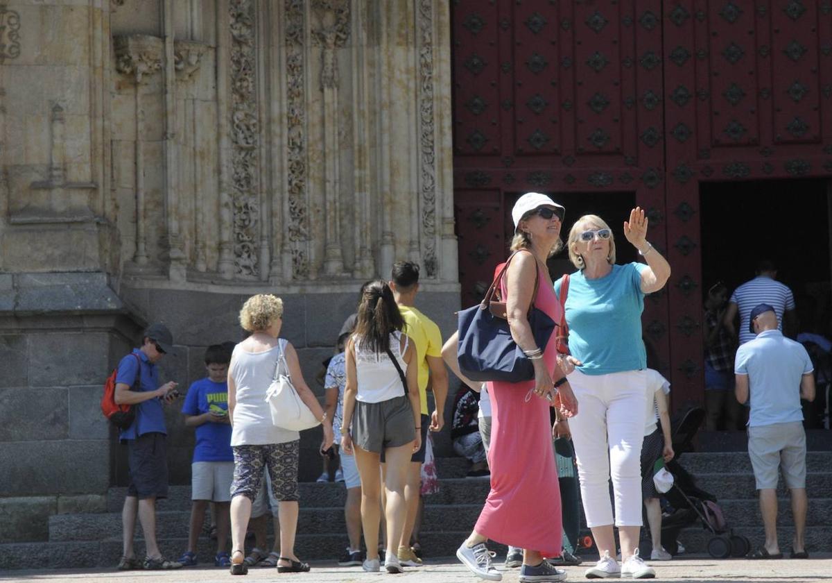 Imagen de algunos turistas británicos en la Catedral de Salamanca.