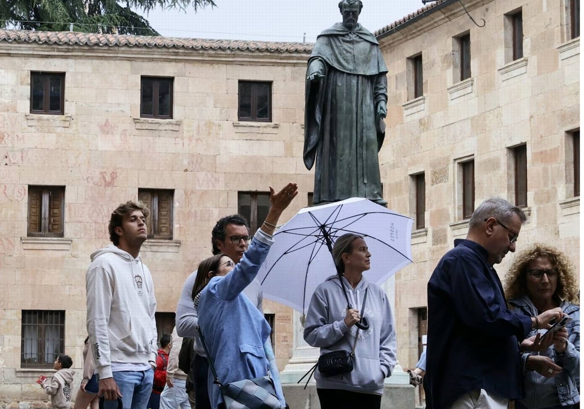 Un grupo de turistas ante la fachada de la Universidad.