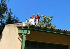 Intervención de los Bomberos de Salamanca en las piscinas del Aldehuela.