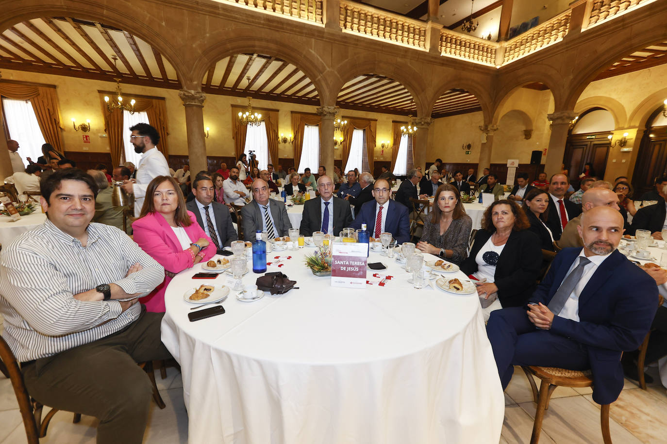 Diego García Hernández (presidente de CEOE CEPYME), Lorena Ruiz Ponce (directora de Negocio Agro-Santander España), Eloy Ruiz Marcos (delegado de la Junta de Castilla y León en Salamanca), Juan Pedro Medina (viceconsejero de Política Agraria Comunitaria y Desarrollo Rural de la Junta de Castilla y León), Pedro Díaz Mesonero (presidente de GRUPOSA), Javier Martín Clavo (director territorial en Castilla y León de Banco Santander), Almudena Parres Cabrera (primera teniente de alcalde y concejala de deportes del Ayuntamiento de Salamanca), Nieves García Mateos (diputada de Ferias y Mercados de la Diputación de Salamanca) y Javier González Benito (vicerrector de Economía de la Universidad de Salamanca).