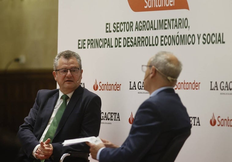 El consejero Gerardo Dueñas y el director de LA GACETA, Julián Ballestero.