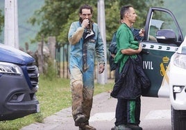 Alfonso Urrutia, a la salida de la cueva, junto a la Guardia Civil.