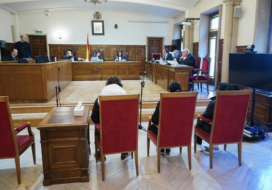 Los tres vecinos durante el juicio que se celebró en la Audiencia Provincial.