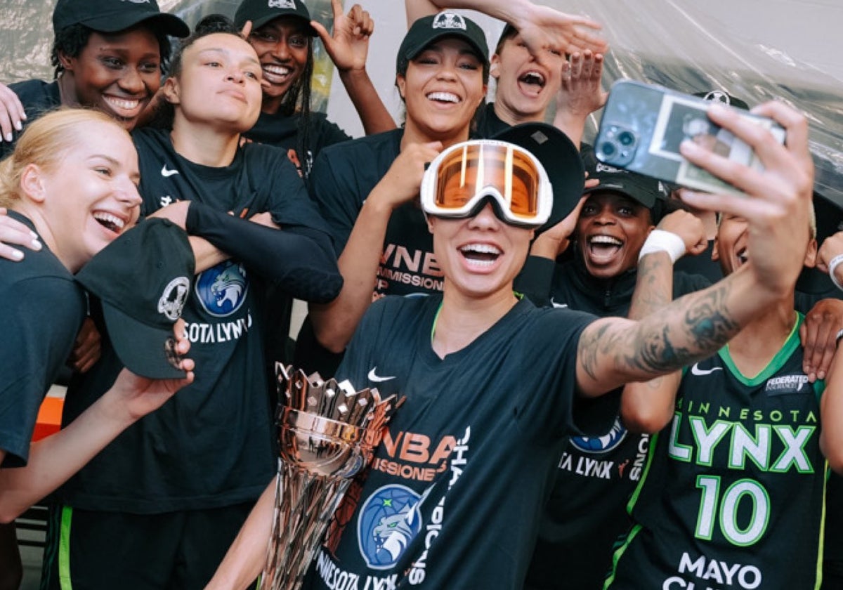 Las jugadoras del Minnesota Lynx posan con el título de campeón.