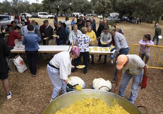 La factura de la paellada es una de las solicitadas por los socialistas